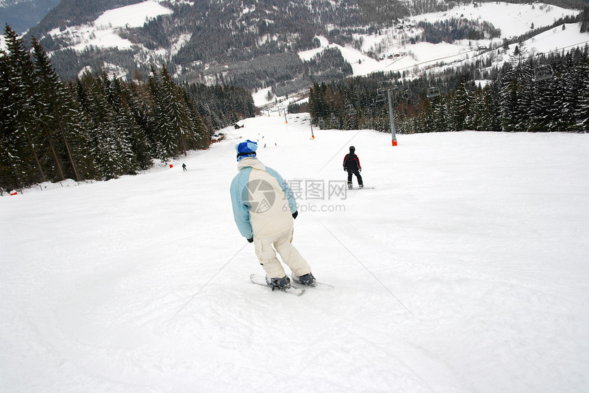 滑雪者活动下坡旅行滑雪假期大脚闲暇娱乐女孩天气图片