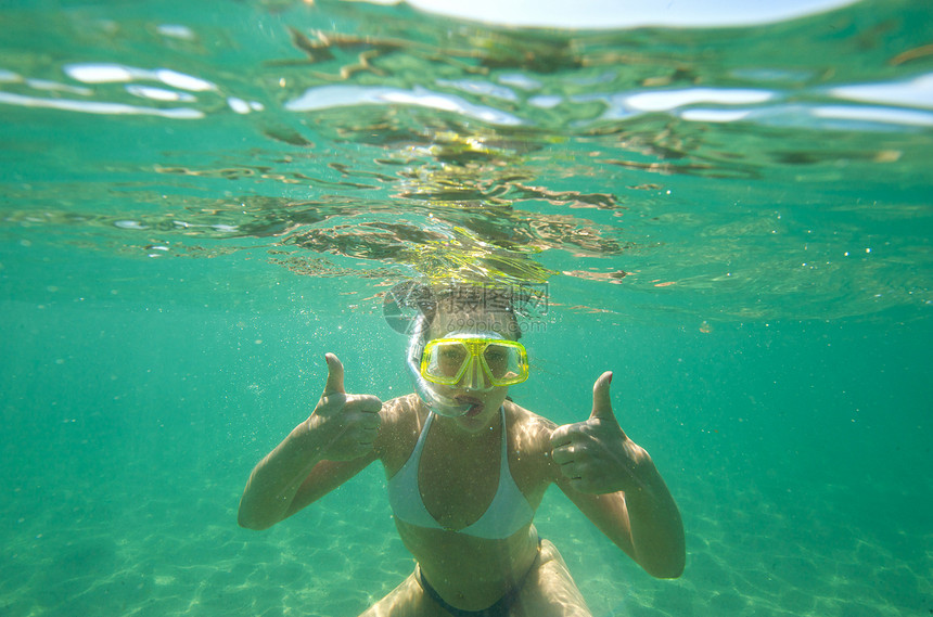 下潜世界享受女士潜水浮潜假期游泳衣海洋女孩风镜图片