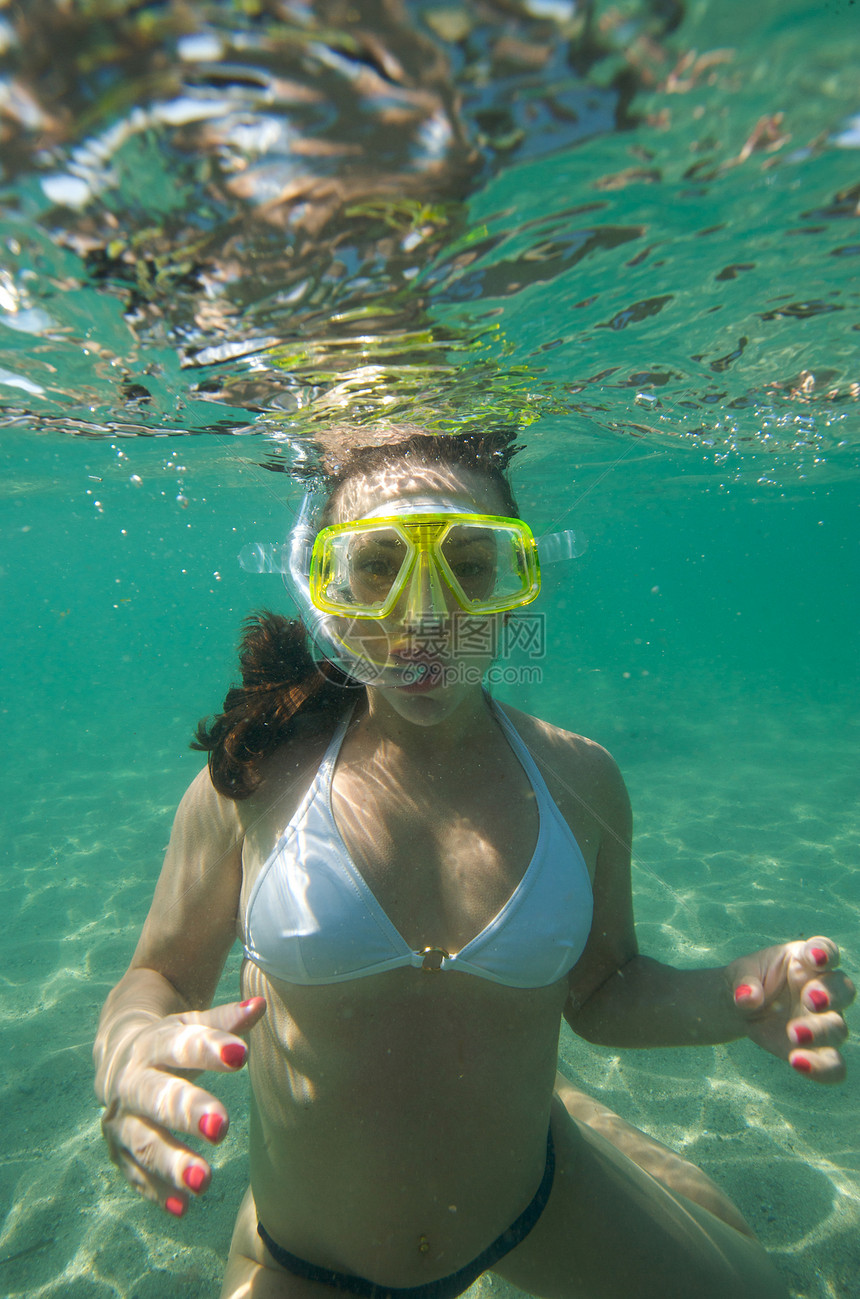 下潜世界假期浮潜享受风镜游泳衣海洋女孩潜水女士图片