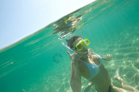 下潜世界风镜潜水享受游泳衣浮潜女孩假期海洋女士背景图片