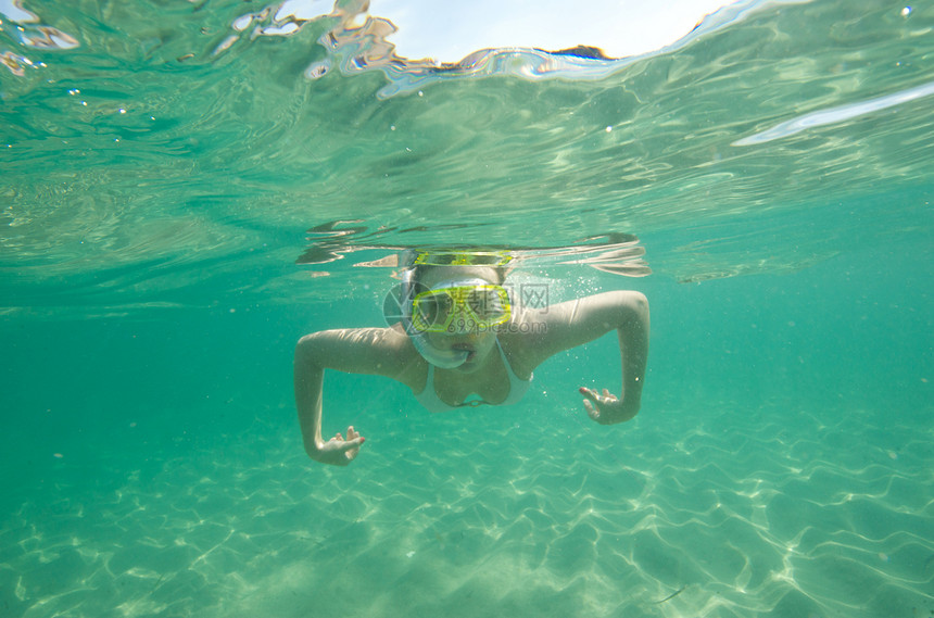 下潜世界潜水浮潜风镜女孩假期海洋女士游泳衣享受图片