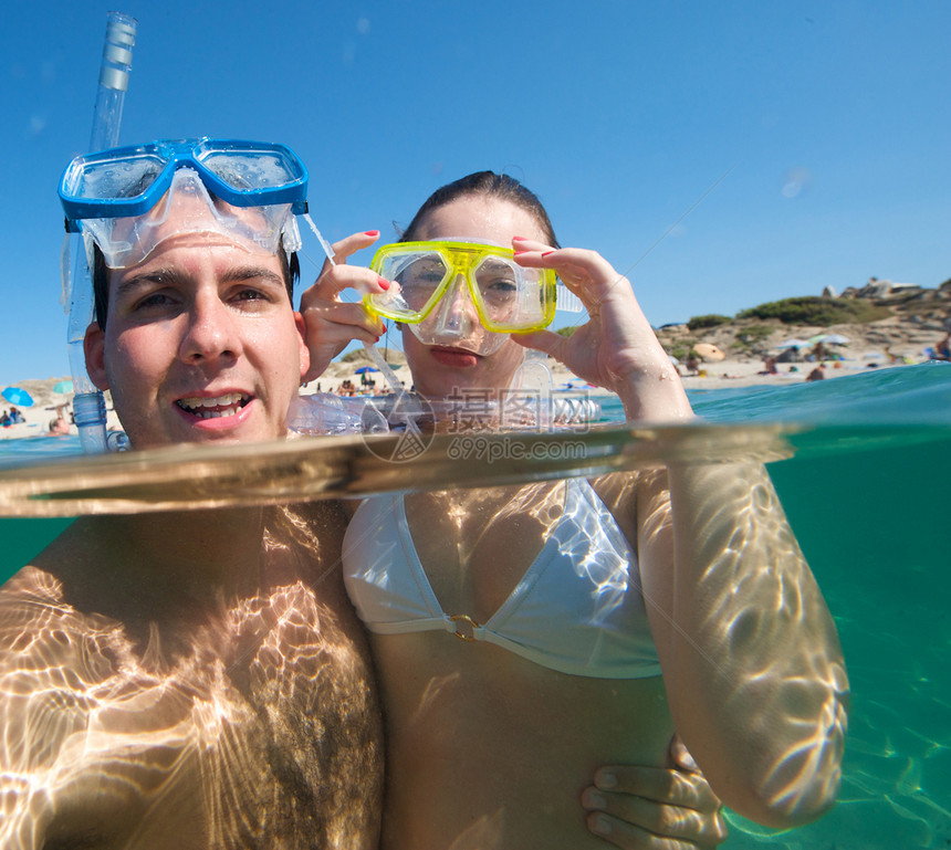 下潜世界风镜潜水男生夫妻享受海洋女孩假期情人女士图片