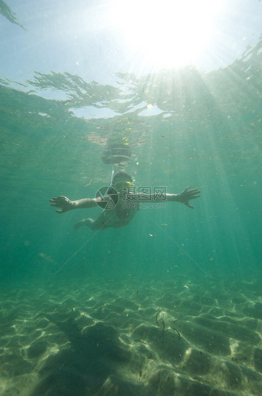 下潜世界游泳衣风镜享受浮潜假期女士潜水女孩海洋图片