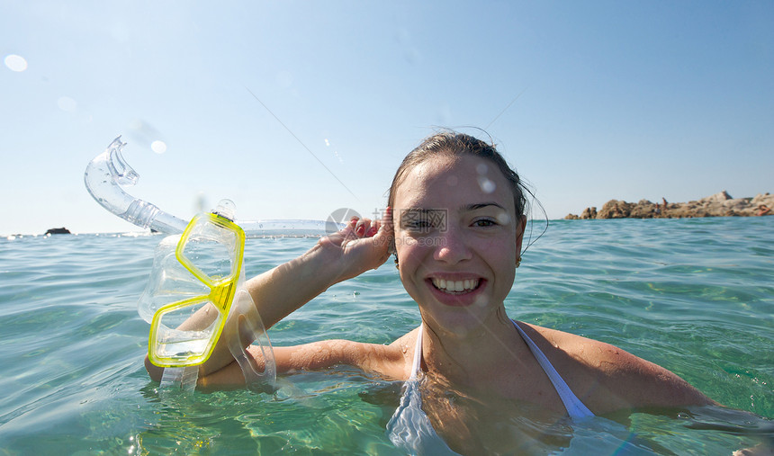 下潜世界享受游泳衣潜水女孩女士浮潜风镜假期海洋图片