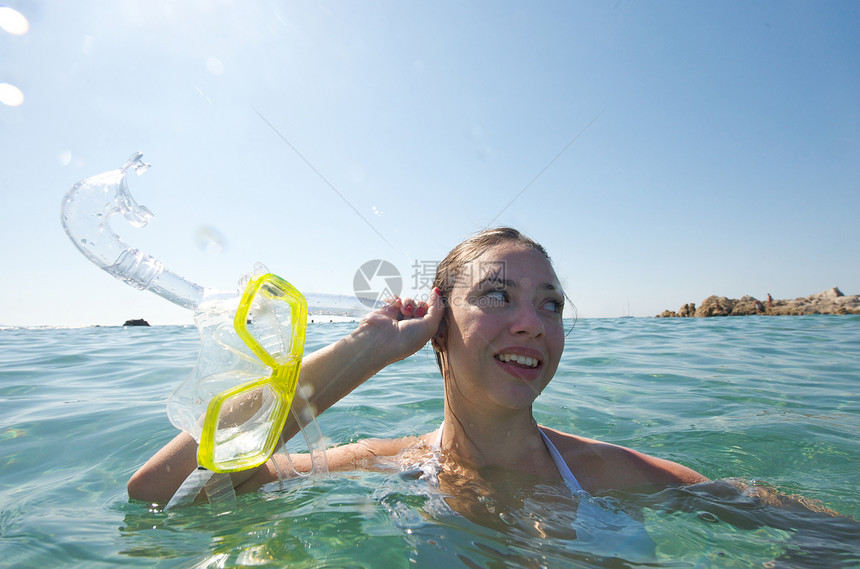 下潜世界潜水浮潜风镜女士游泳衣女孩享受假期海洋图片