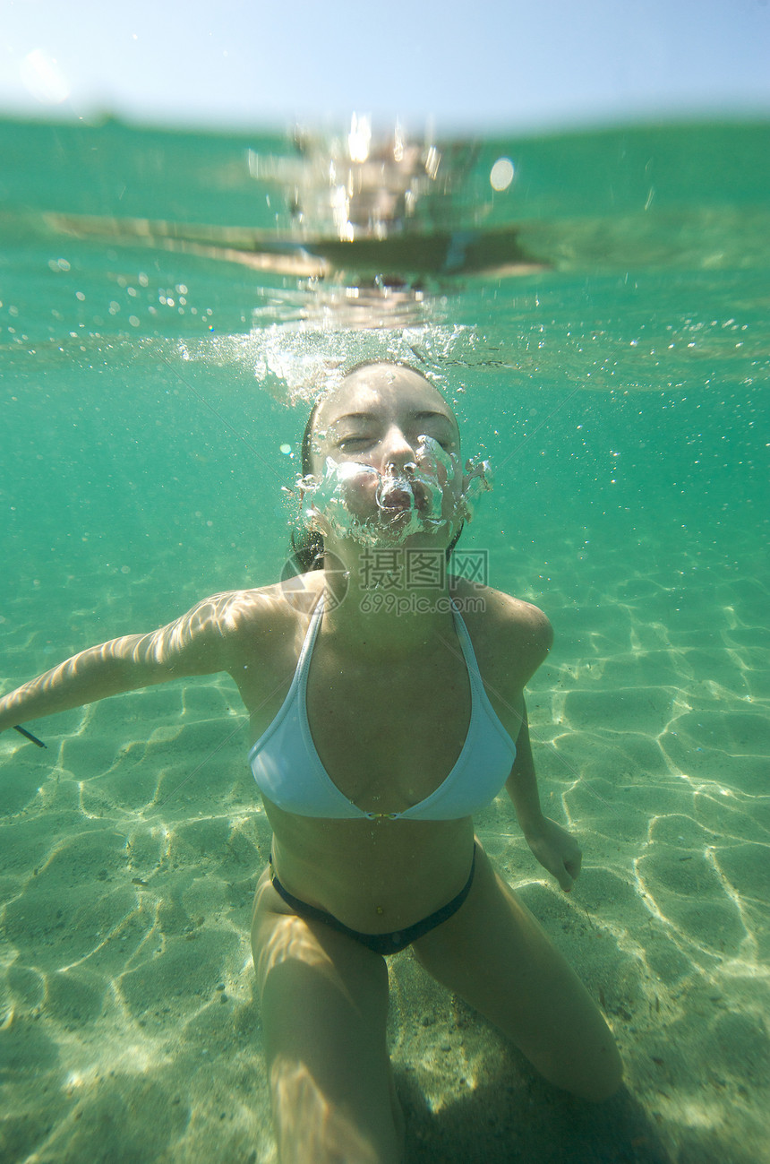 下潜世界浮潜女孩潜水海洋风镜游泳衣假期享受女士图片