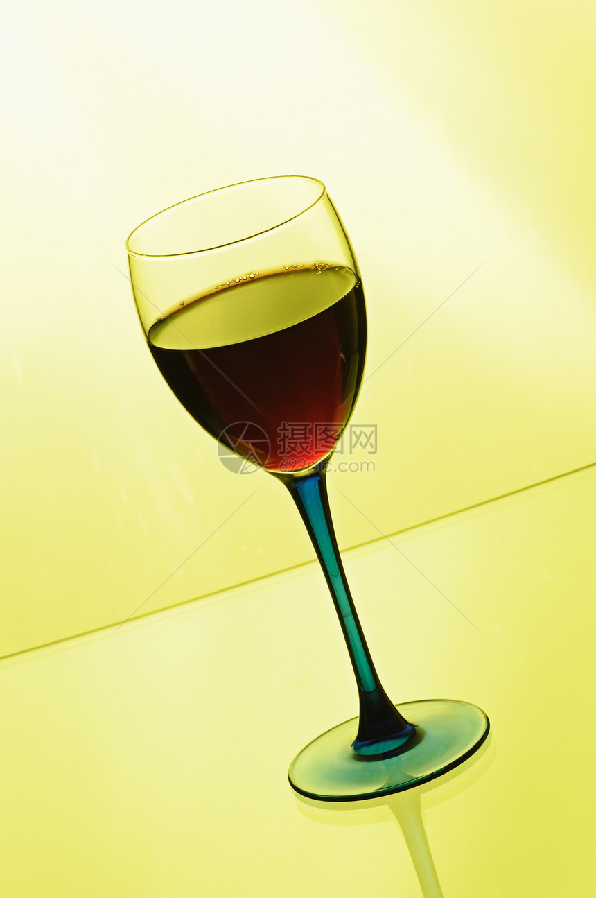 葡萄酒飞溅酒杯玻璃反射气泡酒精杯子喷射餐具桌子图片