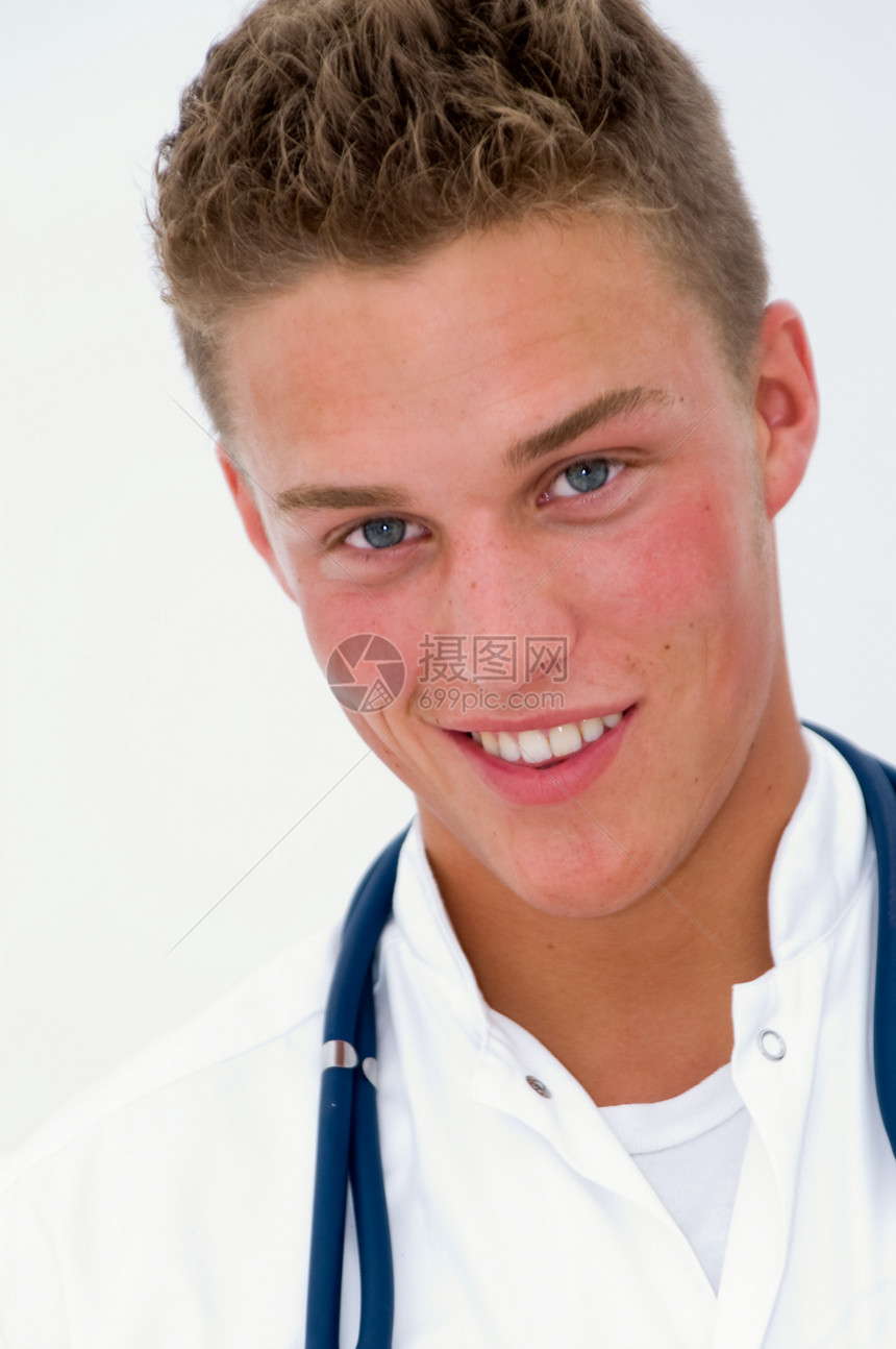 年轻医生微笑的年轻医生白色外套学生保健男人男性卫生实验室医疗科学家图片