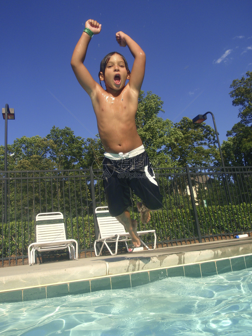 小男孩在游泳池玩得开心假期游泳者膀子水池孩子游泳闲暇微笑童年生活图片