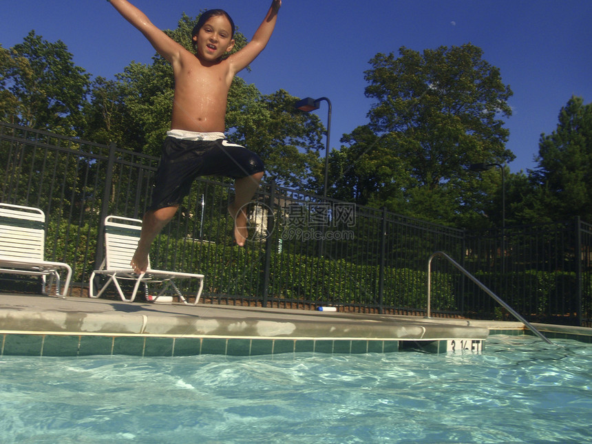 小男孩在游泳池玩得开心游泳乐趣生活孩子们假期孩子膀子微笑闲暇水池图片