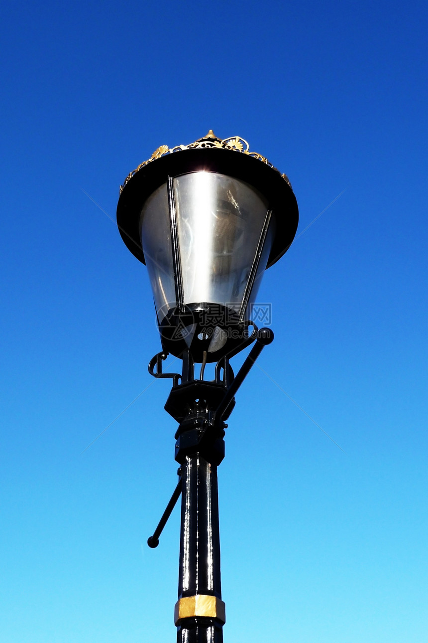 伦敦灯台邮报金属坡度灯柱蓝色天空玻璃技术活力图片