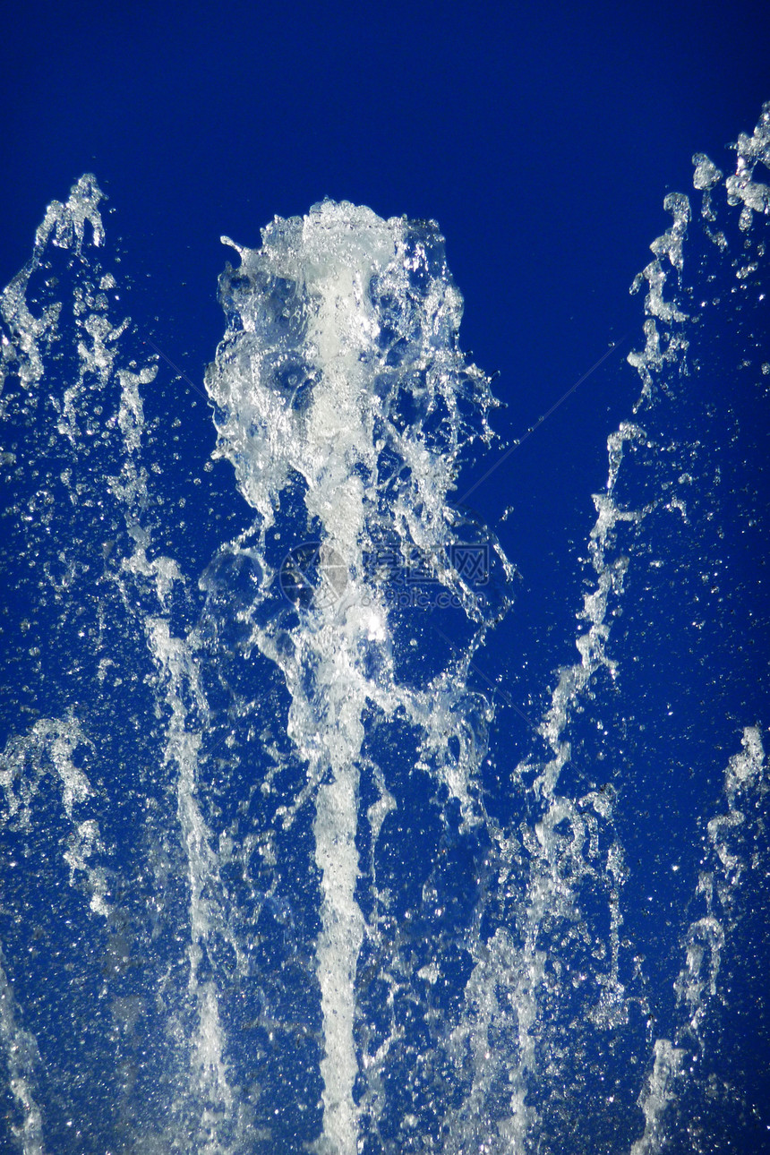 喷泉喷发喷射速度运动飞溅液体滴水飞沫氢气图片