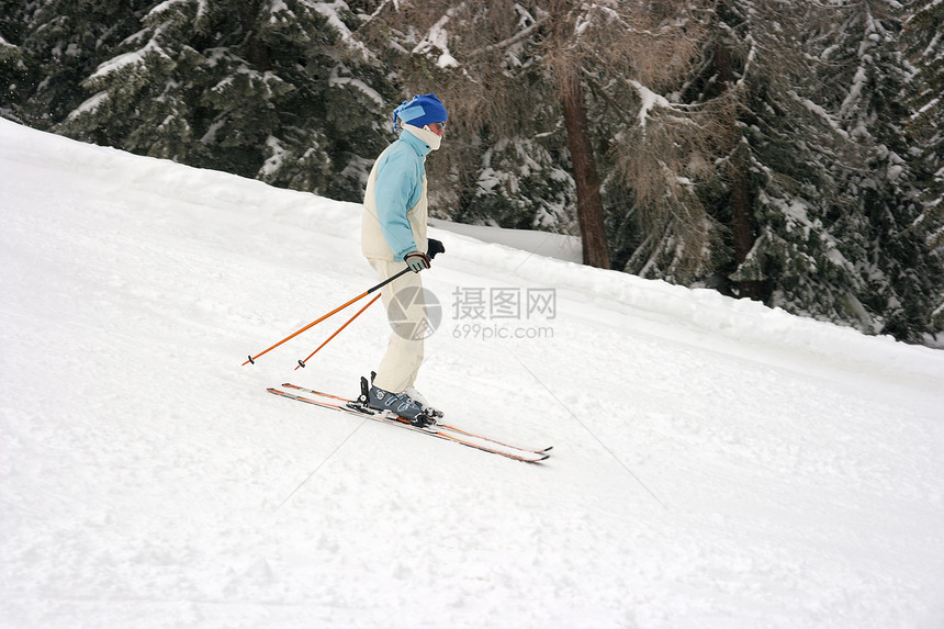 滑雪者滑雪活动女孩高山娱乐白色闲暇女性下坡女士图片