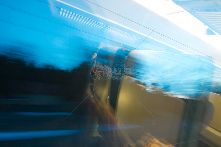 列火车反射座位情绪运动树木土地运输过夜公共汽车玻璃图片
