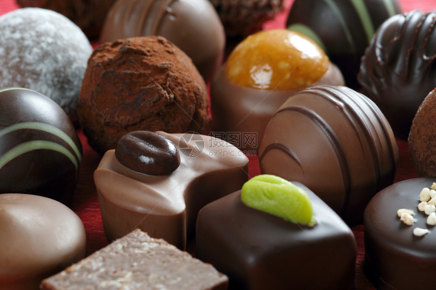 巧克力密闭美食松露欲望牛奶食物礼物甜点棕色周年纪念日图片