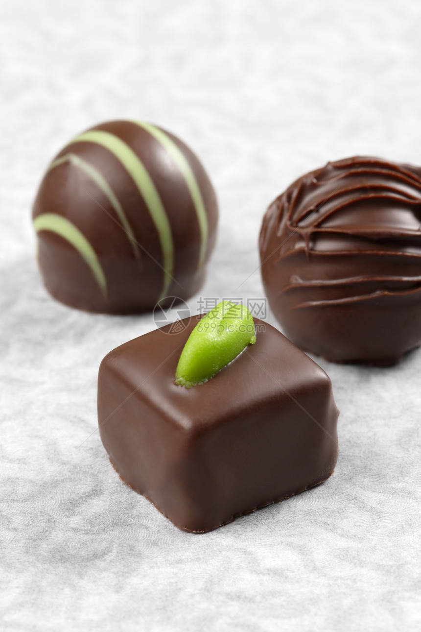 巧克力圆形阴影宏观小吃棕色牛奶焦点可可选择性甜点图片