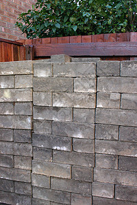 砖砖堆构造建造棕色绿色地板栅栏地面灰色背景图片