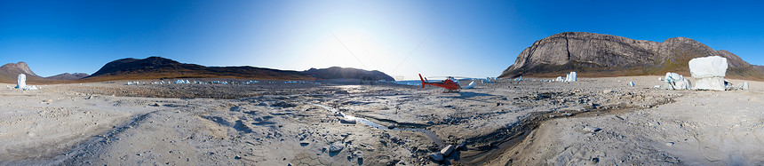冰山和红直升机 在干涸的湖中图片