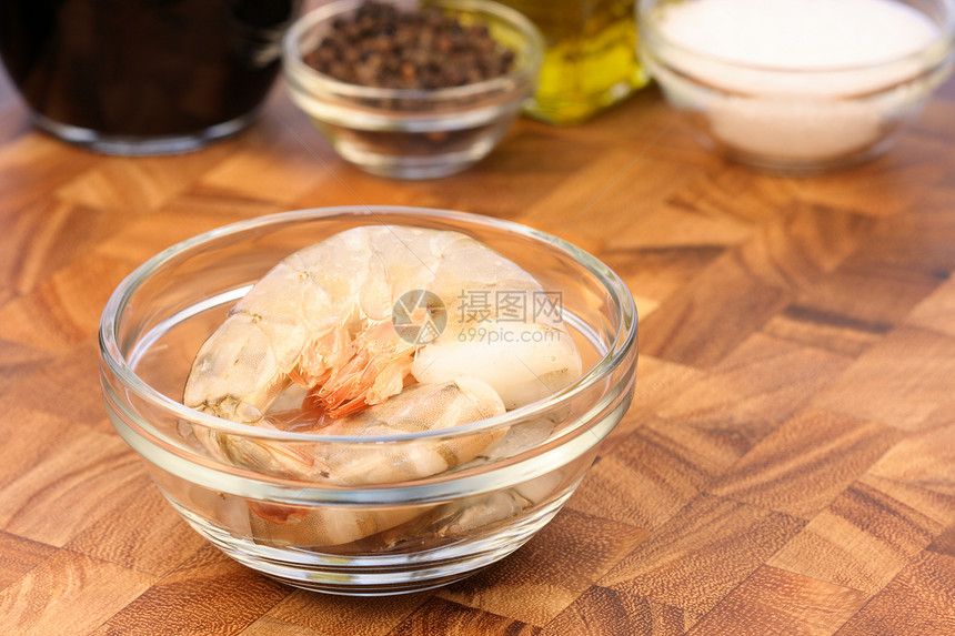 新鲜虾和原料砧板胡椒粉食物厨房营养素辣椒素对虾香料营养粗盐图片