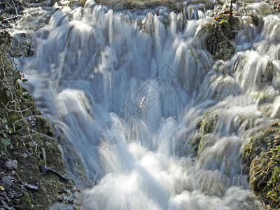水瀑力量洞穴冥想风水白色背景图片