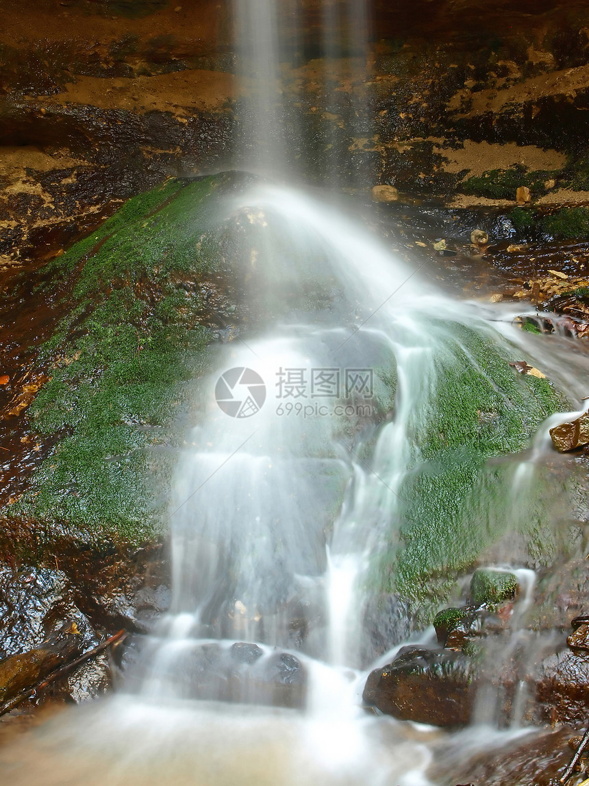 水瀑白色洞穴风水力量冥想图片