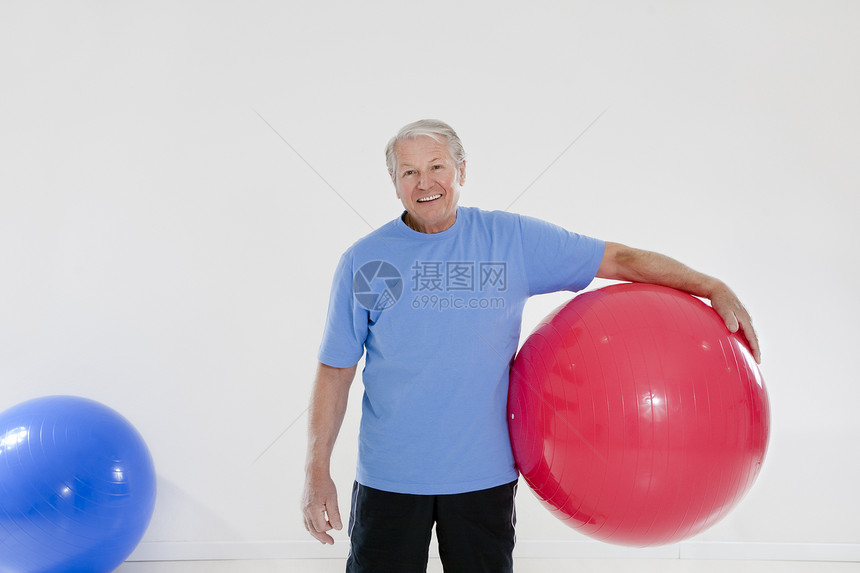 健身退休微笑白色男性幸福运动成人运动服生活方式肌肉图片