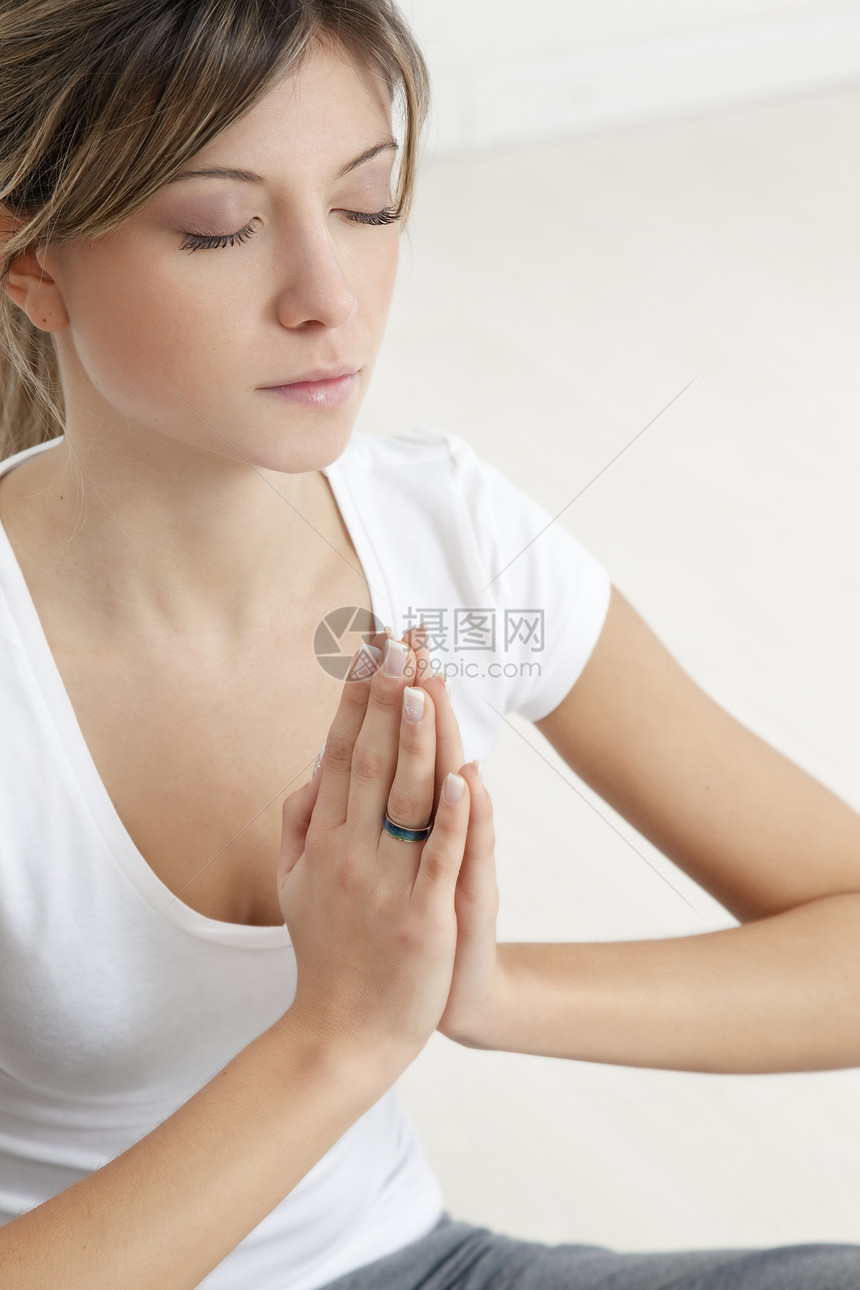 瑜伽禅意活动生活方式腰部休闲女士身体药物白色双手图片
