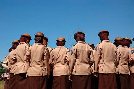 童子军全体女孩仪式青年活动团体人员蓝色天空背景