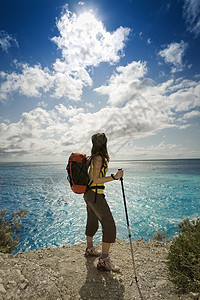 徒行旅行成就远足者太阳蓝天悬崖极限运动挑战生活方式冒险背景图片
