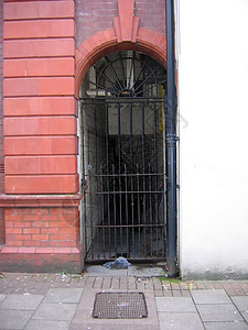老旧门黑色老门英语拱形黑门入口铁门背景图片