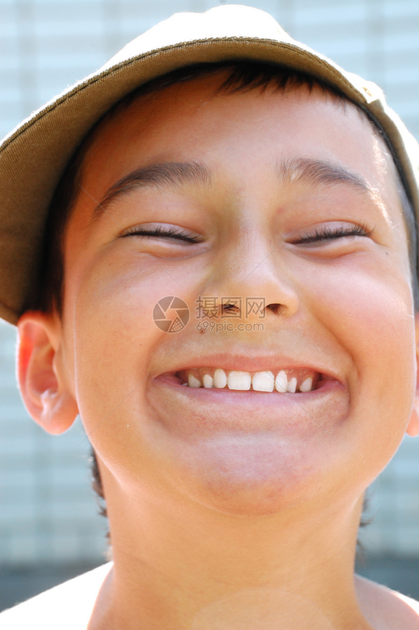 快乐笑笑的男孩幸福面孔孩子童年砖块微笑笑脸晴天乐趣头饰图片