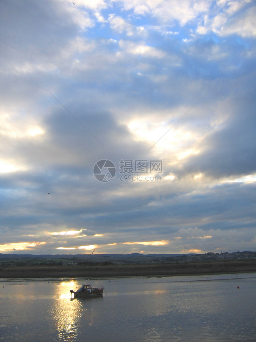 河上船只日落天空摩托艇蓝色英语图片