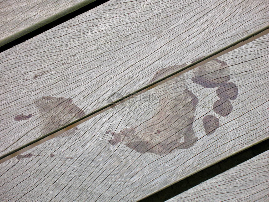 码头木制板上的湿脚印图片