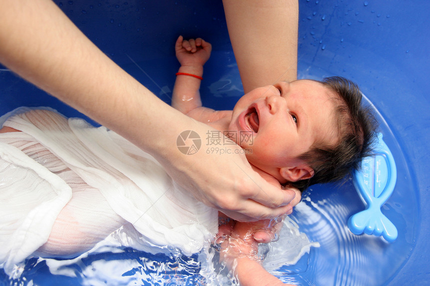 女孩在她母亲的浴缸里女儿淋浴母性父母浴室蓝色婴儿保健孩子新生图片