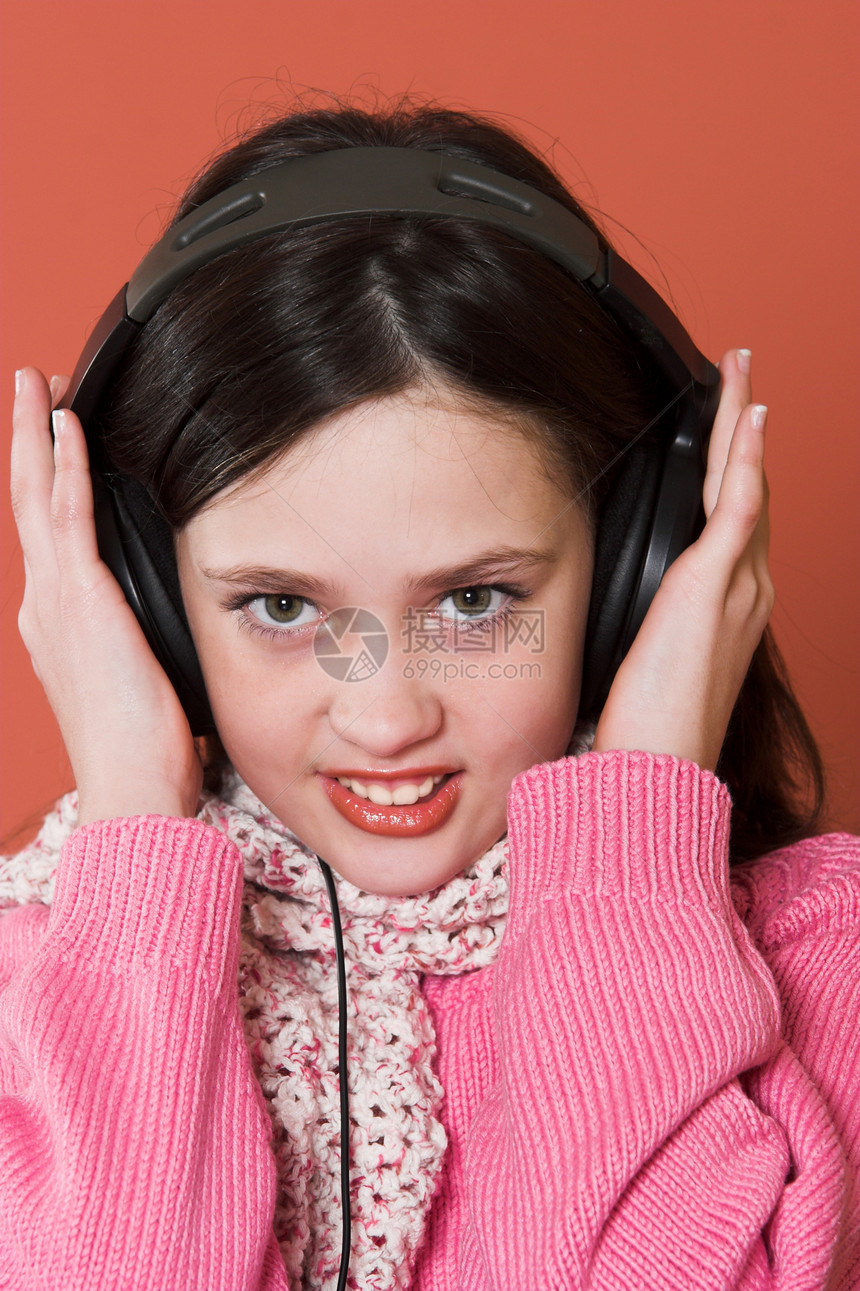 女孩用耳机听音乐情感孩子工作室幸福童年技术女儿微笑乐趣娱乐图片