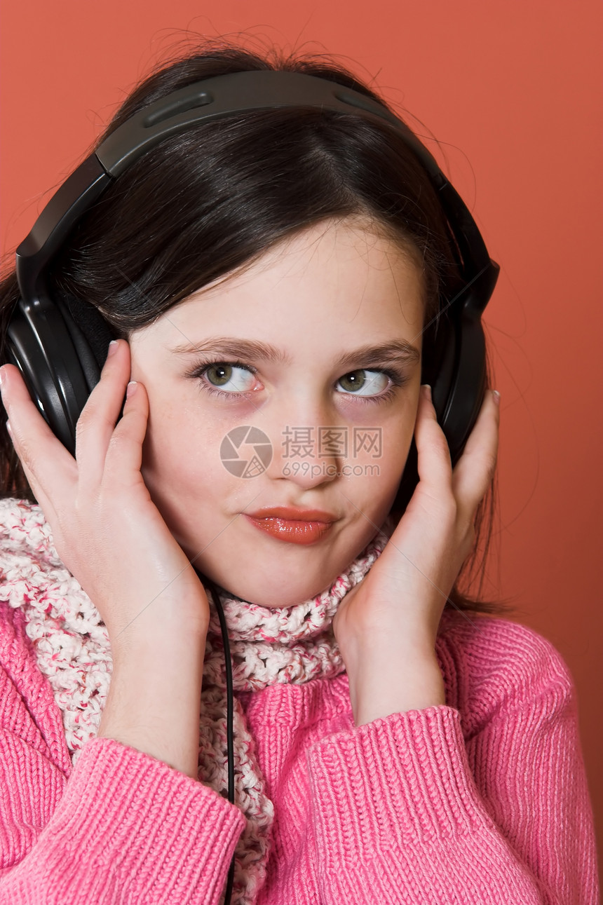 女孩用耳机听音乐技术闲暇音乐微笑工作室情感孩子娱乐乐趣女性图片