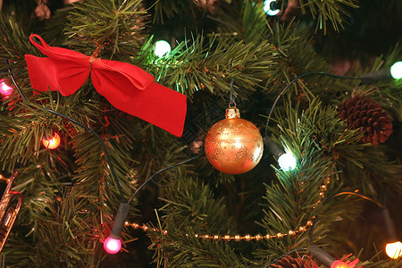 圣诞树雕刻丝绸红色装饰品蝴蝶结松树饰品彩灯树灯背景图片