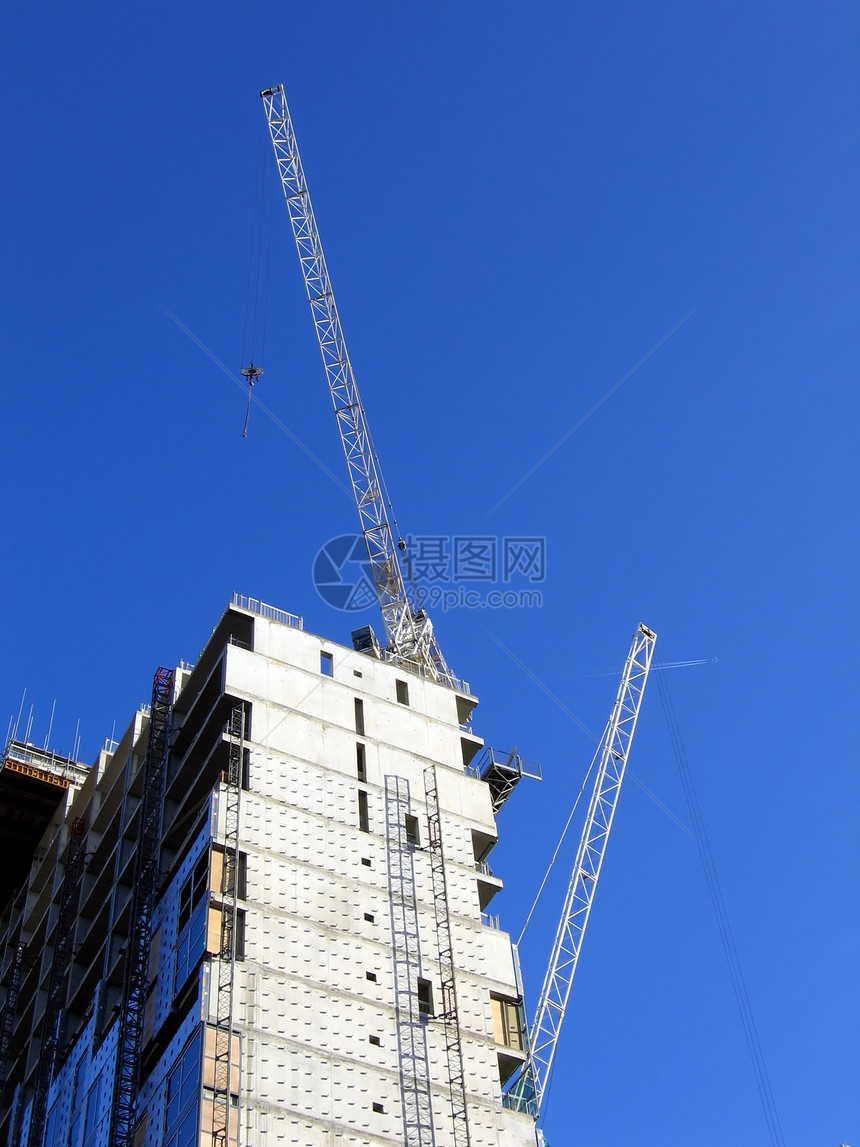 利物浦现代办公大楼建设中建造工程起重机高楼办公室城市玻璃砖墙建筑工作商业窗户图片