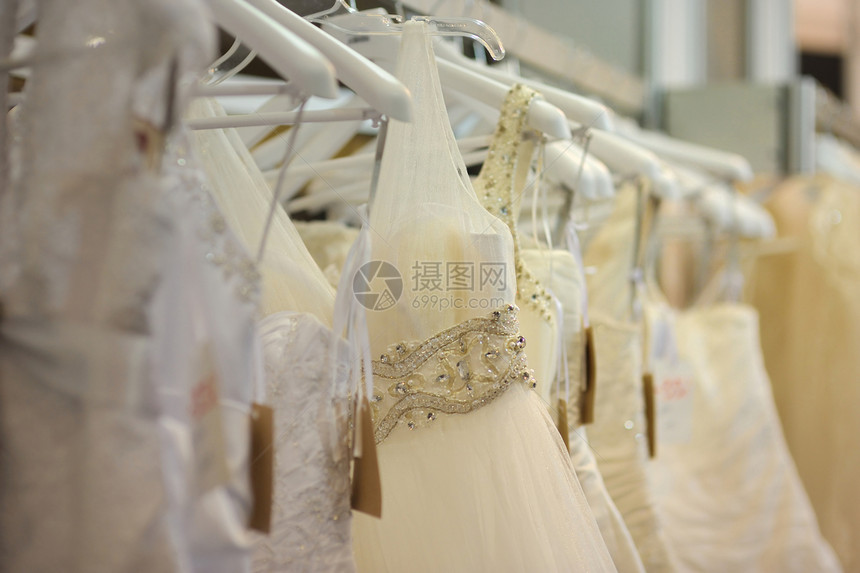 几件漂亮的婚纱裙子白色订婚新娘美丽婚礼衣服结婚婚姻材料图片