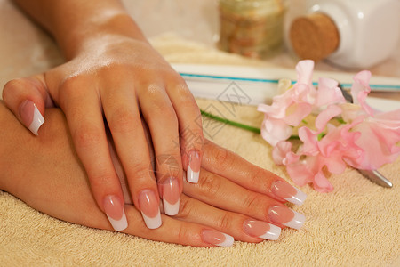 法国美甲女青年手的指甲桌子福利治疗美容院美甲师女孩美容师白色抛光手指背景图片