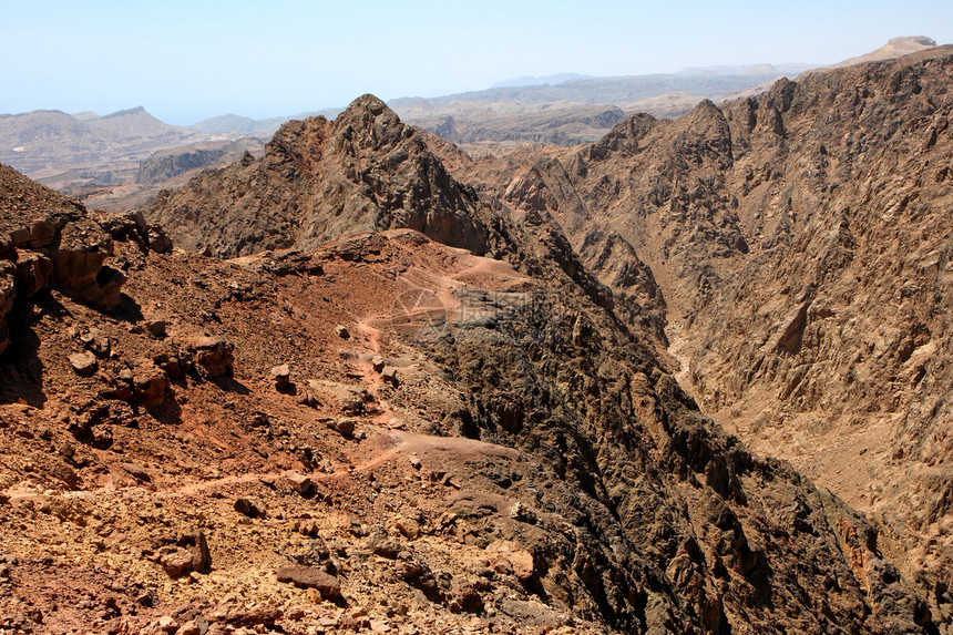 以色列Eilat附近岩石沙漠峡谷的长足小路图片