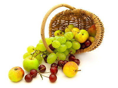 分散在篮子里的葡萄樱和苹果高清图片