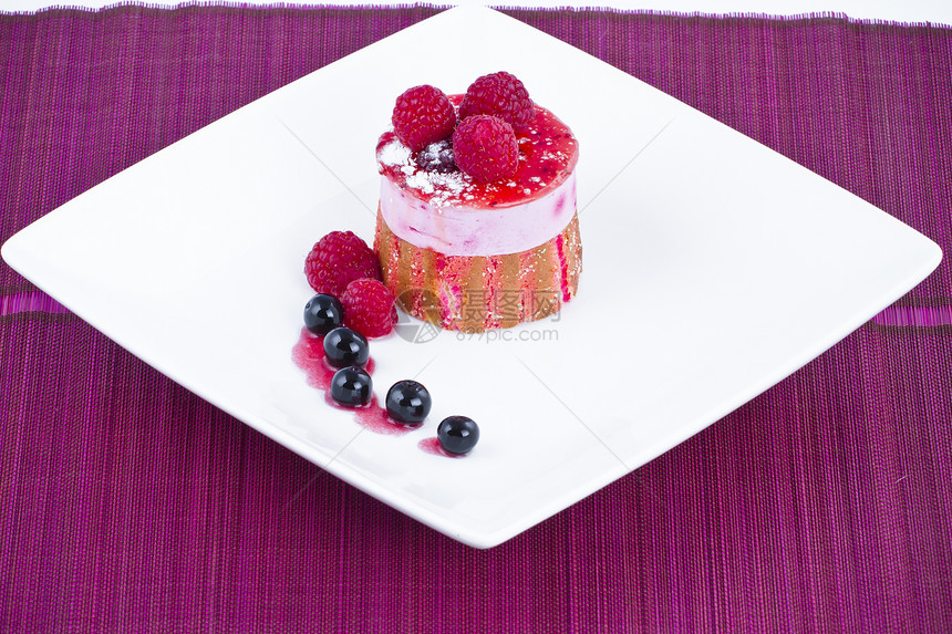 草莓和黑莓蛋糕盘子圆形暗示薄荷冰糖海绵状雪花平方食物风俗图片