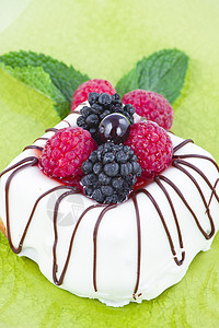 黑色和白色巧克力 绿色盘上有黑莓圆柱雪花食物盘子冰糖薄荷平方风俗痕迹暗示背景图片