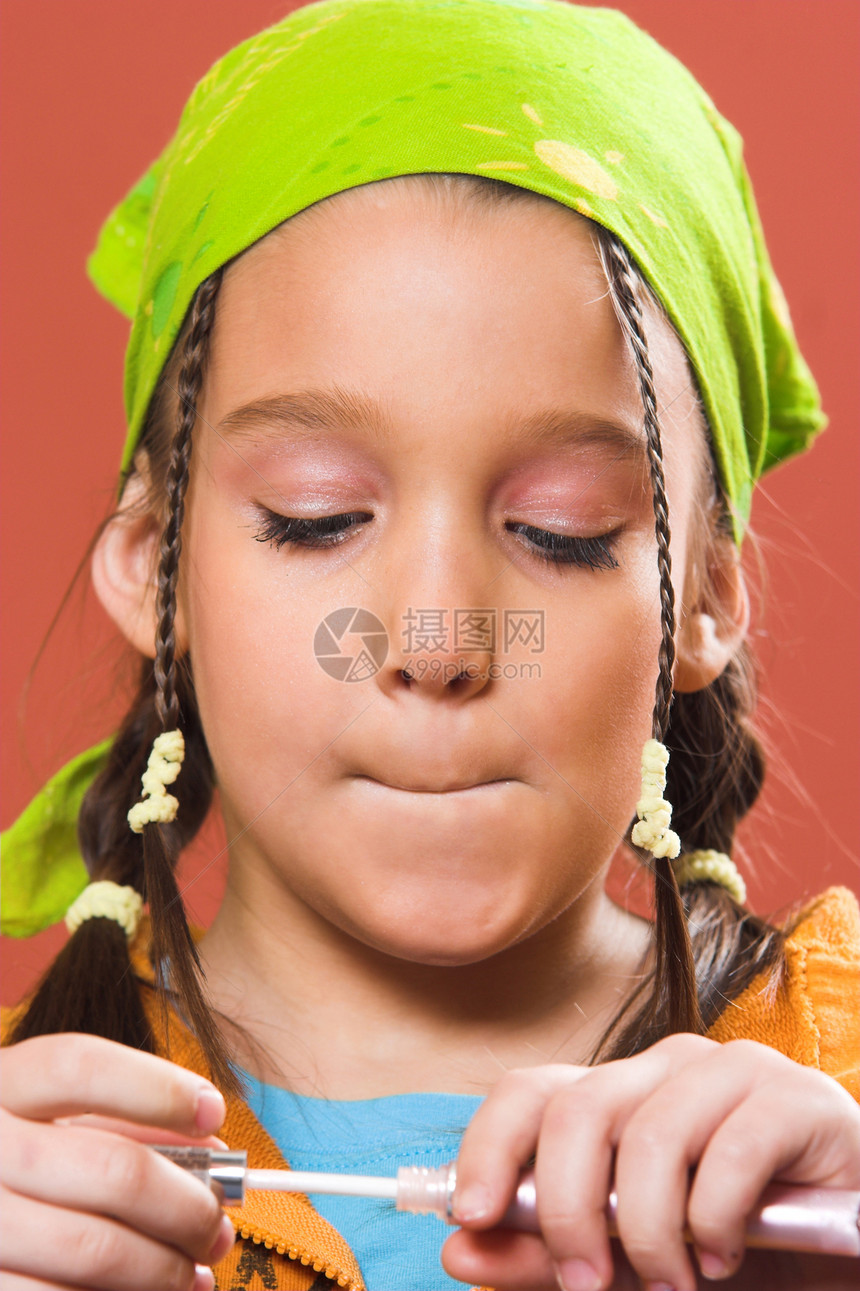使用化妆器的孩子幼儿园游戏乐趣口红幸福童年闲暇女性快乐美丽图片