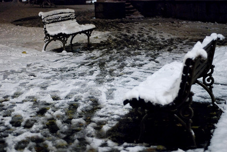 第一雪座位人行道暴风雪金属下雪街道孤独木头风暴酒店背景图片