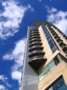 曼彻斯特的现代公寓大楼天空公寓楼蓝色城市生活高楼英语背景图片