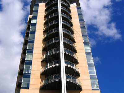 曼彻斯特的现代公寓大楼蓝色天空公寓楼英语高楼城市生活背景图片