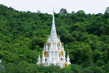 是拉差泰国丛林中的圣殿寺庙背景