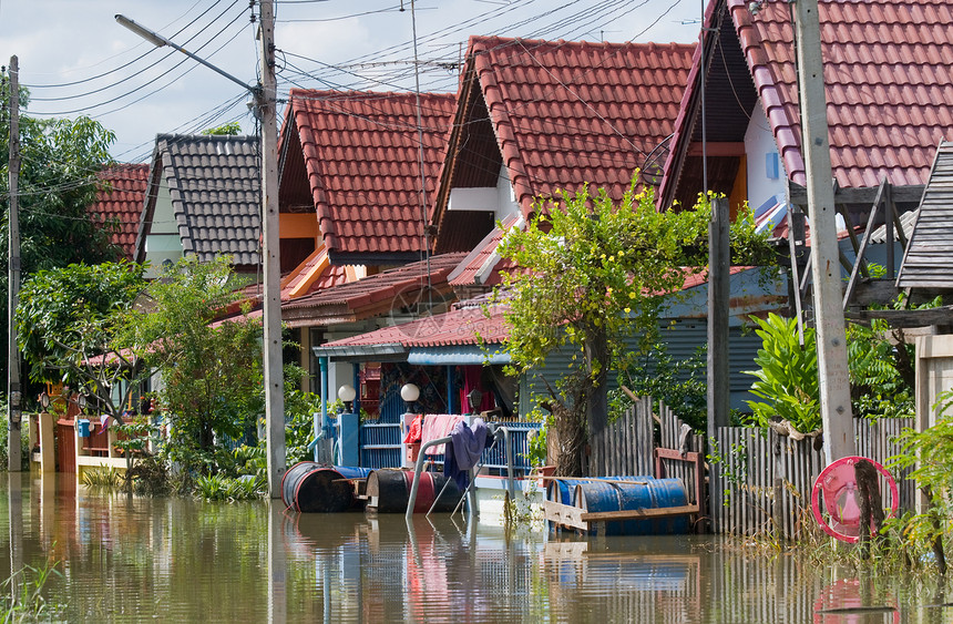 泰国淹水的村庄道路图片